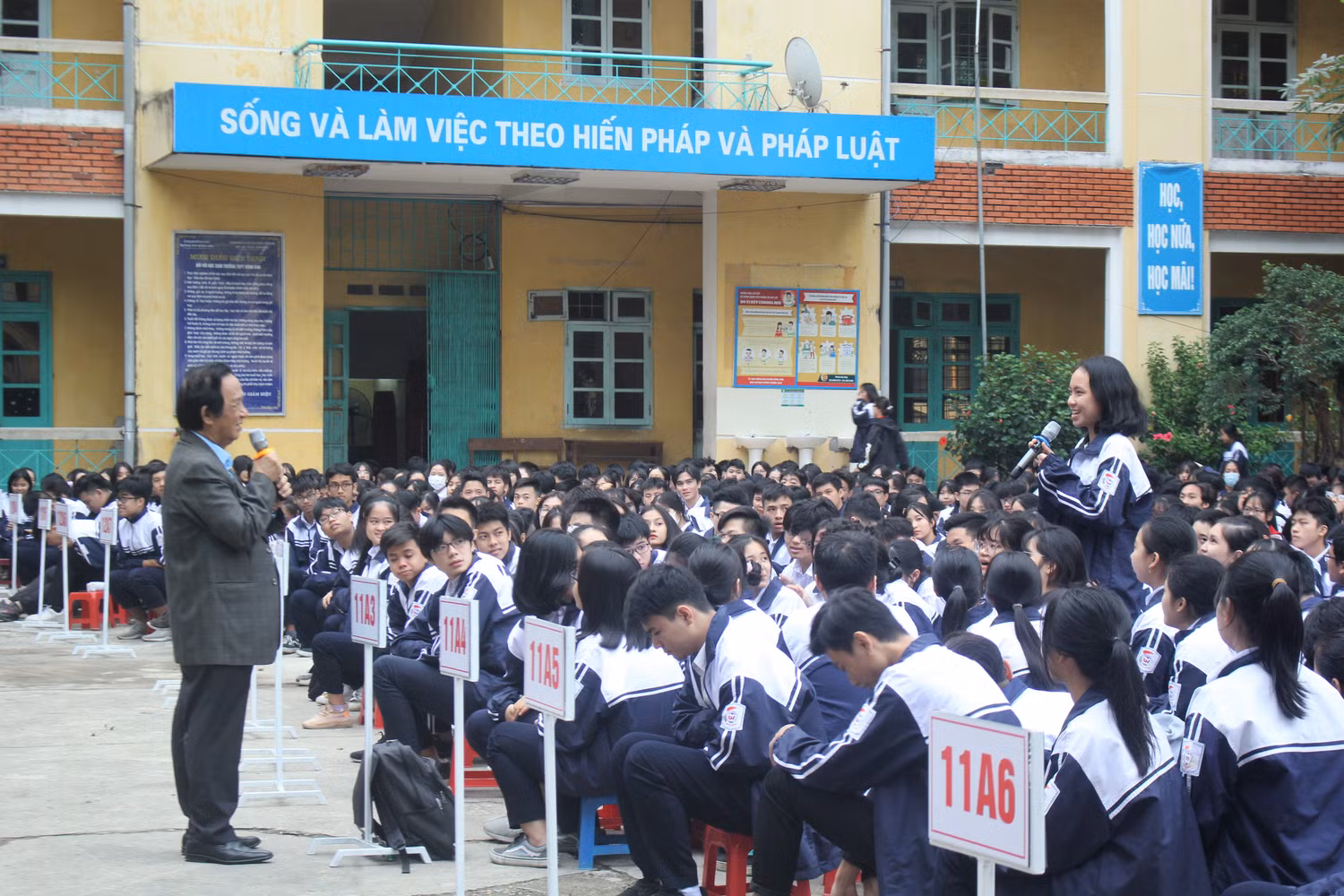Giáo sư Nguyễn Lân Dũng giải đáp các câu hỏi của học sinh (Ảnh:V.N)