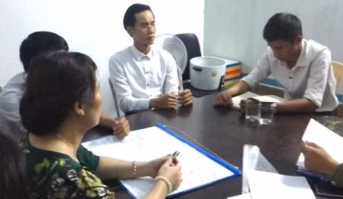 Công an làm việc với một số đối tượng truyền đạo trái phép tự xưng là "Hội thánh đức chúa trời". Ảnh: AN Công an làm việc với một số đối tượng truyền đạo trái phép tự xưng là "Hội thánh đức chúa trời". Ảnh: AN