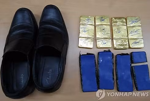Báo chí Hàn Quốc cho biết, vàng được phát hiện trong giày của tiếp viên và phi công Vietnam Airlines. Ảnh: Yonhap news. Báo chí Hàn Quốc cho biết, vàng được phát hiện trong giày của tiếp viên và phi công Vietnam Airlines. Ảnh: Yonhap news.