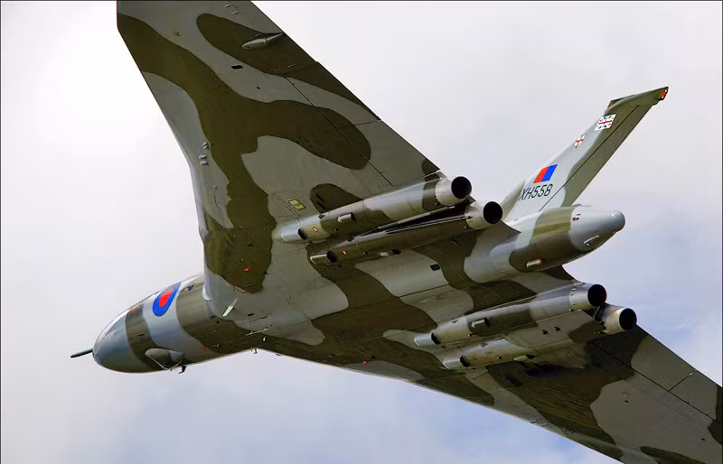 Oanh tạc cơ Avro Vulcan số hiệu XH558 tại triển lãm hàng không quốc tế Farnborough 2012 diễn ra ở London, Anh.