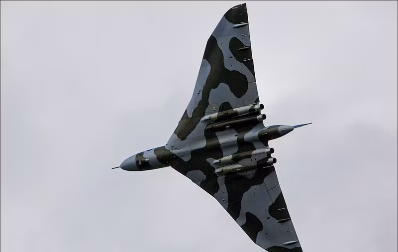 Vulcan là một máy bay ném bom có tốc độ cận âm (Mach 0.96). Tầm hoạt động của nó là 4.171 km.
