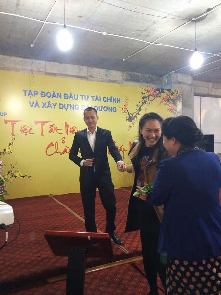 Trong bữa tiệc, siêu mẫu Ngọc Thạch được chồng - 'thiếu gia' kéo lên sân khấu. Trong bữa tiệc, siêu mẫu Ngọc Thạch được chồng - 'thiếu gia' kéo lên sân khấu.
