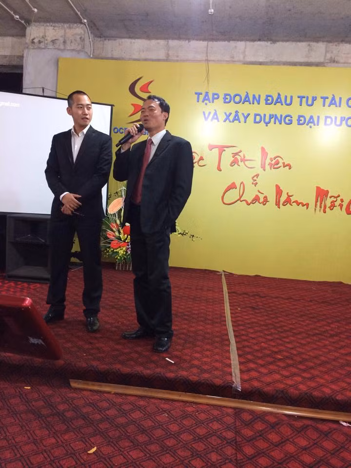 Ông Đỗ Văn Bình đã từng gây "chấn động" khi âm thầm mua 15,4 triệu cổ phiếu SJC, tương đương 500 tỉ đồng lúc bấy giờ. Ông đứng vào Top 30 người giàu nhất trên Thị trường chứng khoán Việt Nam. Tính đến ngày 31/12/2012, ông Đỗ Văn Bình là người giàu thứ 39 trên sàn chứng khoán với tổng giá trị tài sản lên đến 400 tỉ đồng. Ảnh: Bố chồng và chồng Ngọc Thạch 'khoe giọng' trong bữa tiệc tất niên của công ty. Ông Đỗ Văn Bình đã từng gây "chấn động" khi âm thầm mua 15,4 triệu cổ phiếu SJC, tương đương 500 tỉ đồng lúc bấy giờ. Ông đứng vào Top 30 người giàu nhất trên Thị trường chứng khoán Việt Nam. Tính đến ngày 31/12/2012, ông Đỗ Văn Bình là người giàu thứ 39 trên sàn chứng khoán với tổng giá trị tài sản lên đến 400 tỉ đồng. Ảnh: Bố chồng và chồng Ngọc Thạch 'khoe giọng' trong bữa tiệc tất niên của công ty.