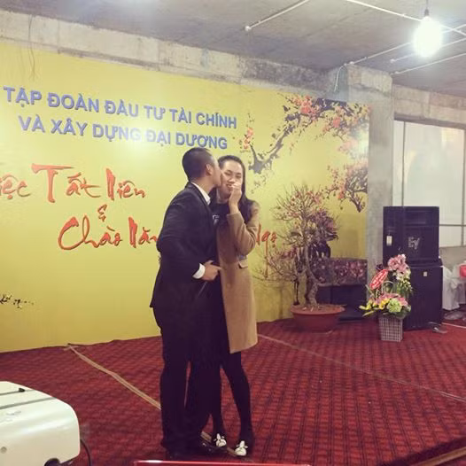 Trước mặt nhiều nhân viên ở công ty, 'ông xã' đã hôn má Ngọc Thạch tình tứ khiến siêu mẫu có phần ngượng ngùng. Trước mặt nhiều nhân viên ở công ty, 'ông xã' đã hôn má Ngọc Thạch tình tứ khiến siêu mẫu có phần ngượng ngùng.