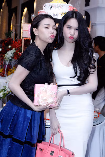 Cả hai tạo dáng xì teen khi chụp ảnh trước ống kính Cả hai tạo dáng xì teen khi chụp ảnh trước ống kính