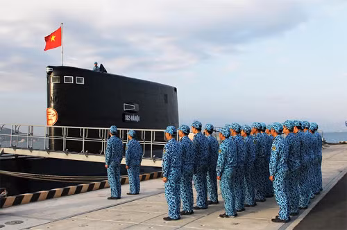 Việt Nam mua 6 tàu ngầm thông thường lớp Kilo của Nga để bảo vệ chủ quyền biển đảo. Nga và Ấn Độ giúp Việt Nam huấn luyện về tàu ngầm. Ảnh nguồn: Thời báo Hoàn Cầu, Trung Quốc Việt Nam mua 6 tàu ngầm thông thường lớp Kilo của Nga để bảo vệ chủ quyền biển đảo. Nga và Ấn Độ giúp Việt Nam huấn luyện về tàu ngầm. Ảnh nguồn: Thời báo Hoàn Cầu, Trung Quốc