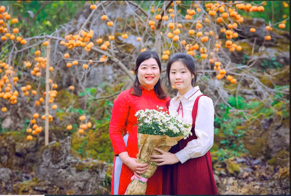 Cô Lê Thúy Hằng (bên trái) - giáo viên Trường Trung học cơ sở Mỹ Đình 1 (quận Nam Từ Liêm, Hà Nội). Ảnh NVCC.
