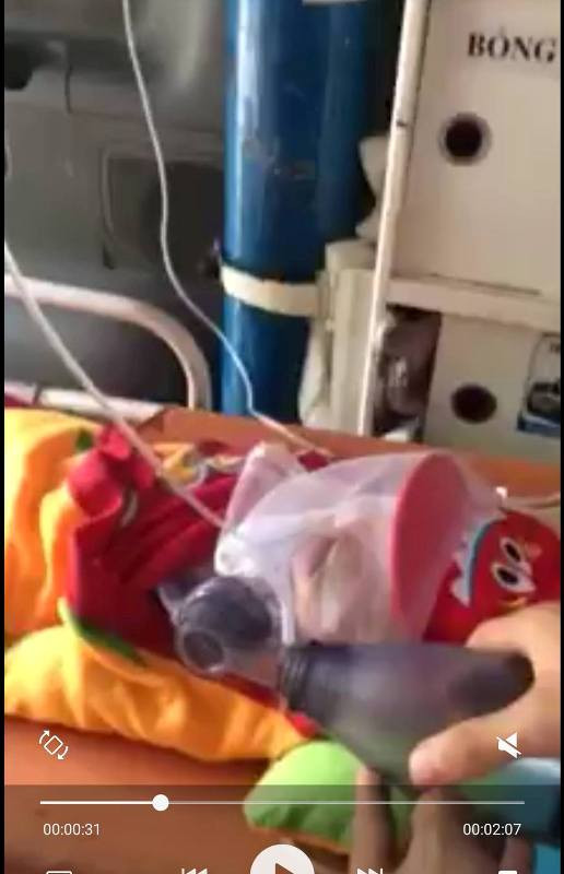 Cháu bé nằm trong tình trạng hấp hối đang được nhân viên ý tế bóp bóng giữ sự sống cho tới khi về quê. Tuy nhiên, bảo vệ, cò ngăn cản, cháu bé đã phải trpút hơi thở cuối cùng trên xe (trong bệnh viện Nhi trung ương) khi chưa kịp về tới nhà (Ảnh cắt từ clip)