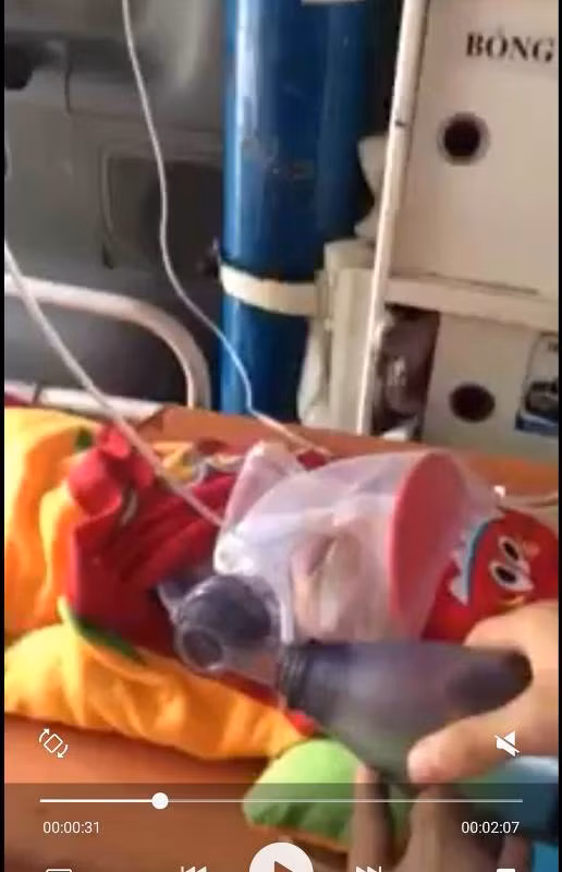 Cháu bé nằm trong tình trạng hấp hối đang được nhân viên ý tế bóp bóng giữ sự sống cho tới khi về quê. Tuy nhiên, bảo vệ, cò ngăn cản, cháu bé đã phải trpút hơi thở cuối cùng trên xe (trong bệnh viện Nhi trung ương) khi chưa kịp về tới nhà (Ảnh cắt từ clip)