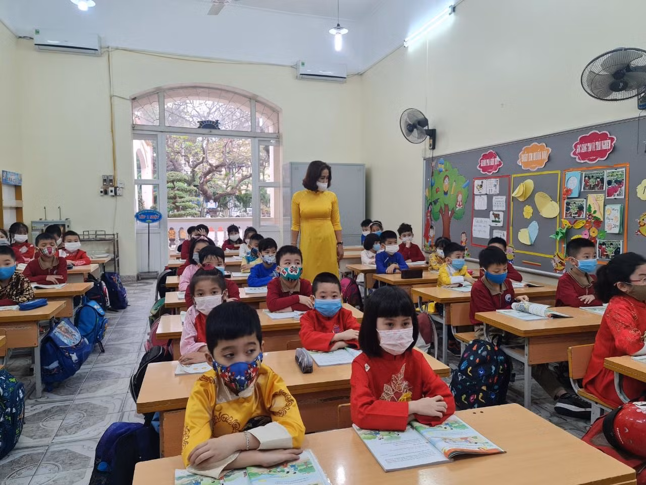 Học sinh Trường Tiểu học Nguyễn Tri Phương phấn khởi khi được quay trở lại trường (Ảnh: Lã Tiến)
