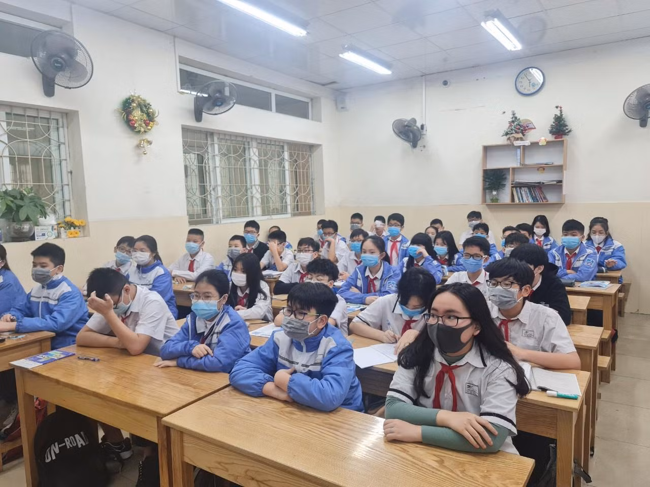 Học sinh Trường Trung học cơ sở Hồng Bàng hào hứng, phấn khởi khi được trở lại trường học (Ảnh: Lã Tiến)