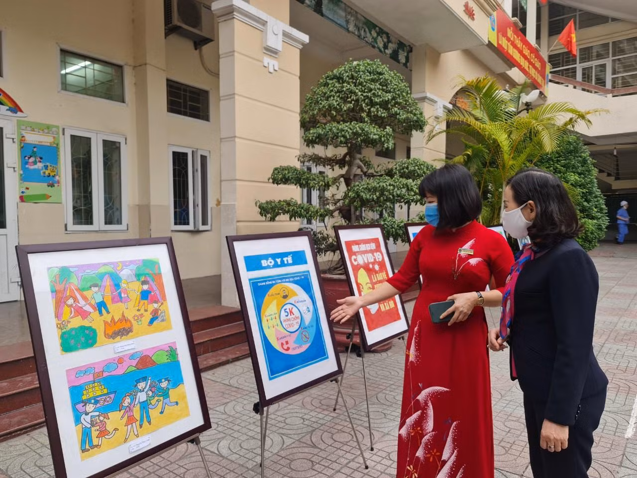 Trong thời gian nghỉ học, học sinh Trường Tiểu học Đinh Tiên Hoàng đã vẽ tranh về phòng chống dịch Covid-19 (Ảnh: Lã Tiến)