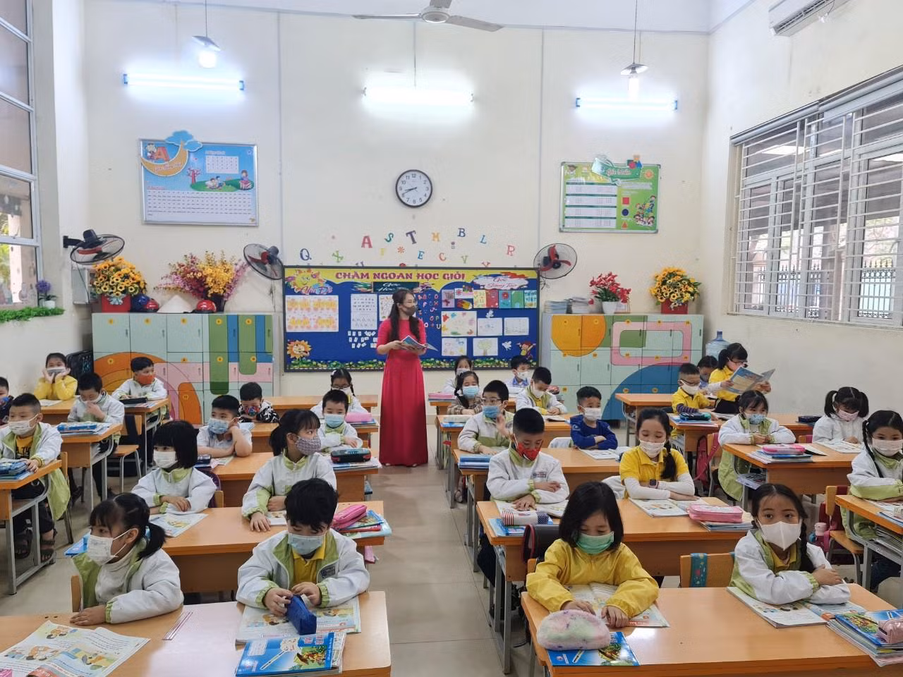 Học sinh Trường Tiểu học Đinh Tiên Hoàng thực hiện các biện pháp phòng chống dịch khi quay trở lại trường (Ảnh: Lã Tiến)