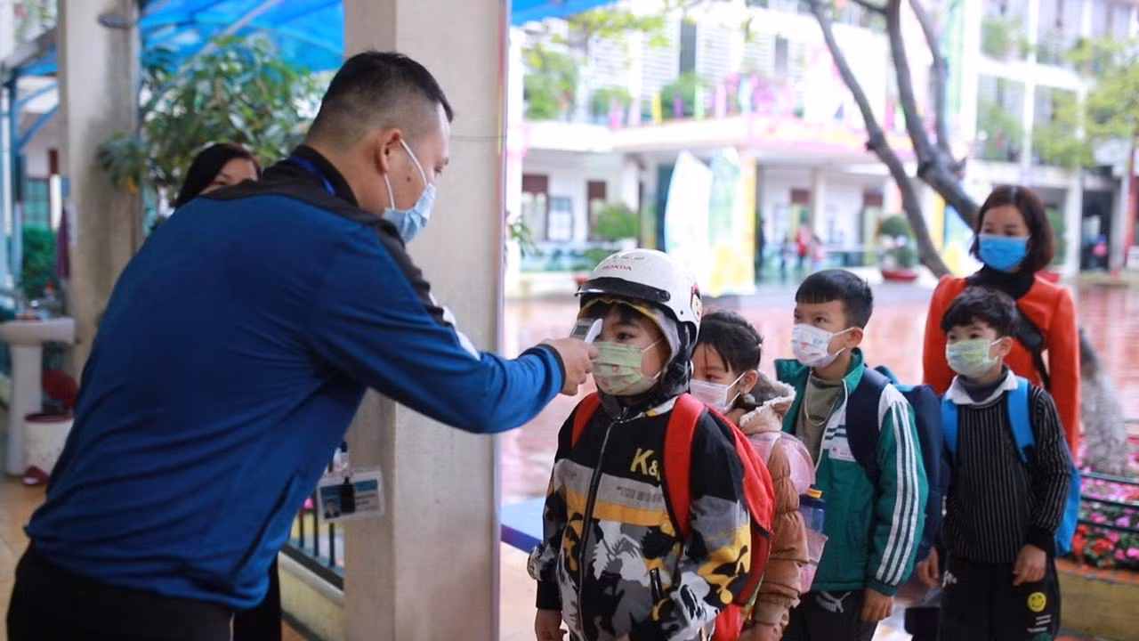 Học sinh Trường Tiểu học Yên Thanh (thành phố Uông Bí) được đo thân nhiệt trước khi vào lớp (Ảnh: CTV) Học sinh Trường Tiểu học Yên Thanh (thành phố Uông Bí) được đo thân nhiệt trước khi vào lớp (Ảnh: CTV)