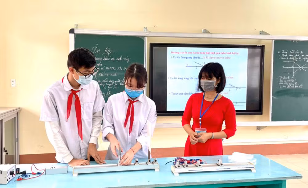 Tiết thực hành ôn tập kiến thức tuần 22, 23 (hai tuần nghỉ tại nhà) của học sinh lớp 9, Trường Tiểu học-Trung học cơ sở Hùng Thắng (thành phố Hạ Long). (Ảnh: CTV)