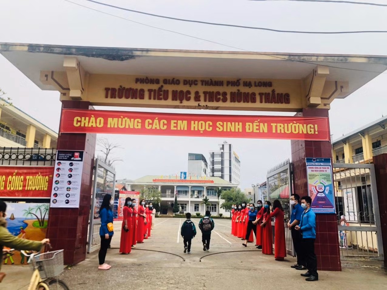 Giáo viên Trường Tiểu học và Trung học cơ sở Hùng Thắng (thành phố Hạ Long) đón học sinh ngoài cổng trường (Ảnh: CTV) Giáo viên Trường Tiểu học và Trung học cơ sở Hùng Thắng (thành phố Hạ Long) đón học sinh ngoài cổng trường (Ảnh: CTV)