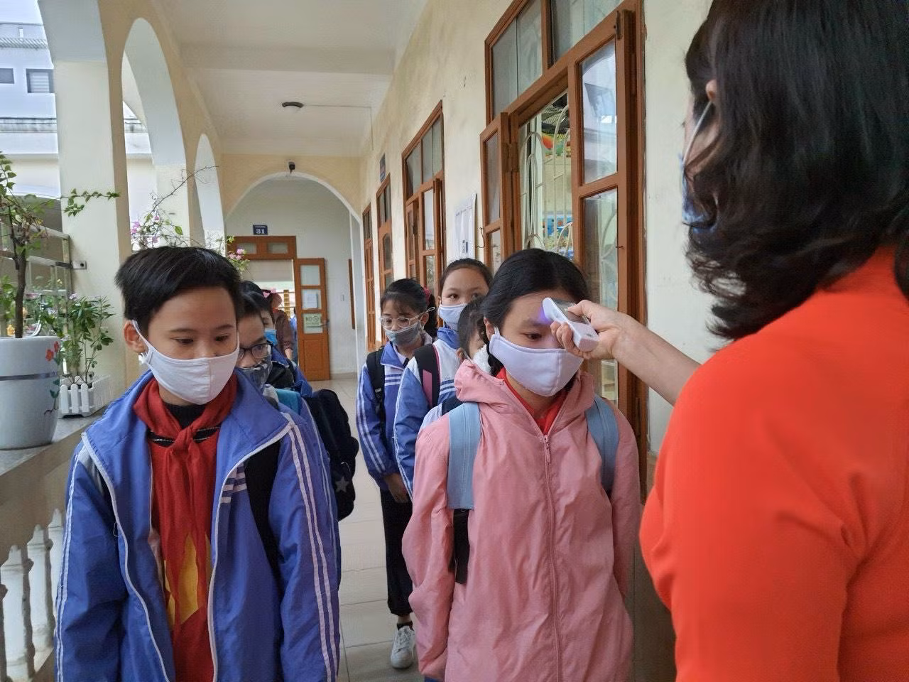 Học sinh được đo thân nhiệt trước khi vào lớp (Ảnh: CTV)