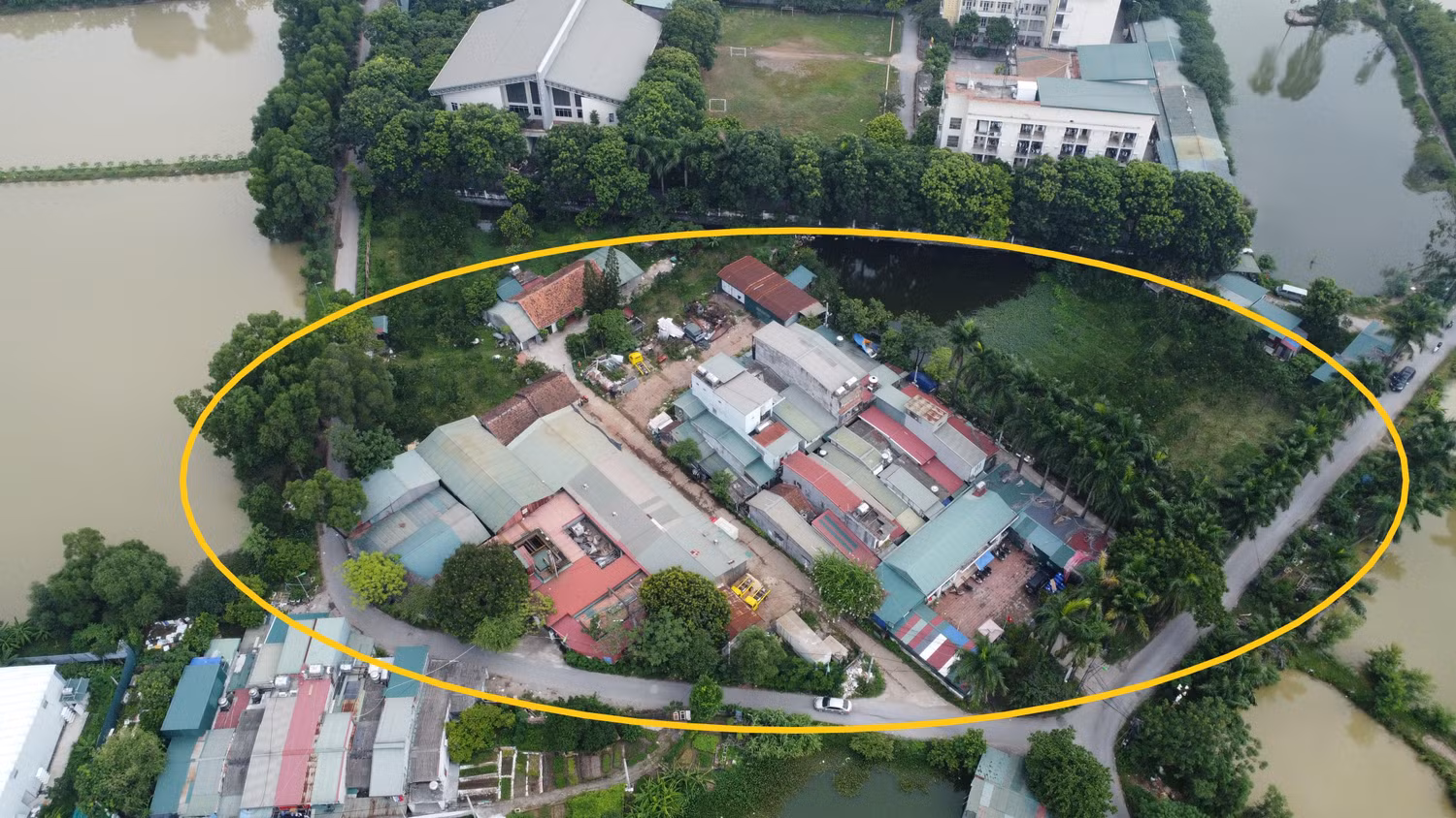 Toàn cảnh lô đất Dự án Cụm Trường Trung học chuyên nghiệp và dạy nghề Tây Mỗ bị "treo" gần 20 năm. Ảnh: Trung Dũng Toàn cảnh lô đất Dự án Cụm Trường Trung học chuyên nghiệp và dạy nghề Tây Mỗ bị "treo" gần 20 năm. Ảnh: Trung Dũng