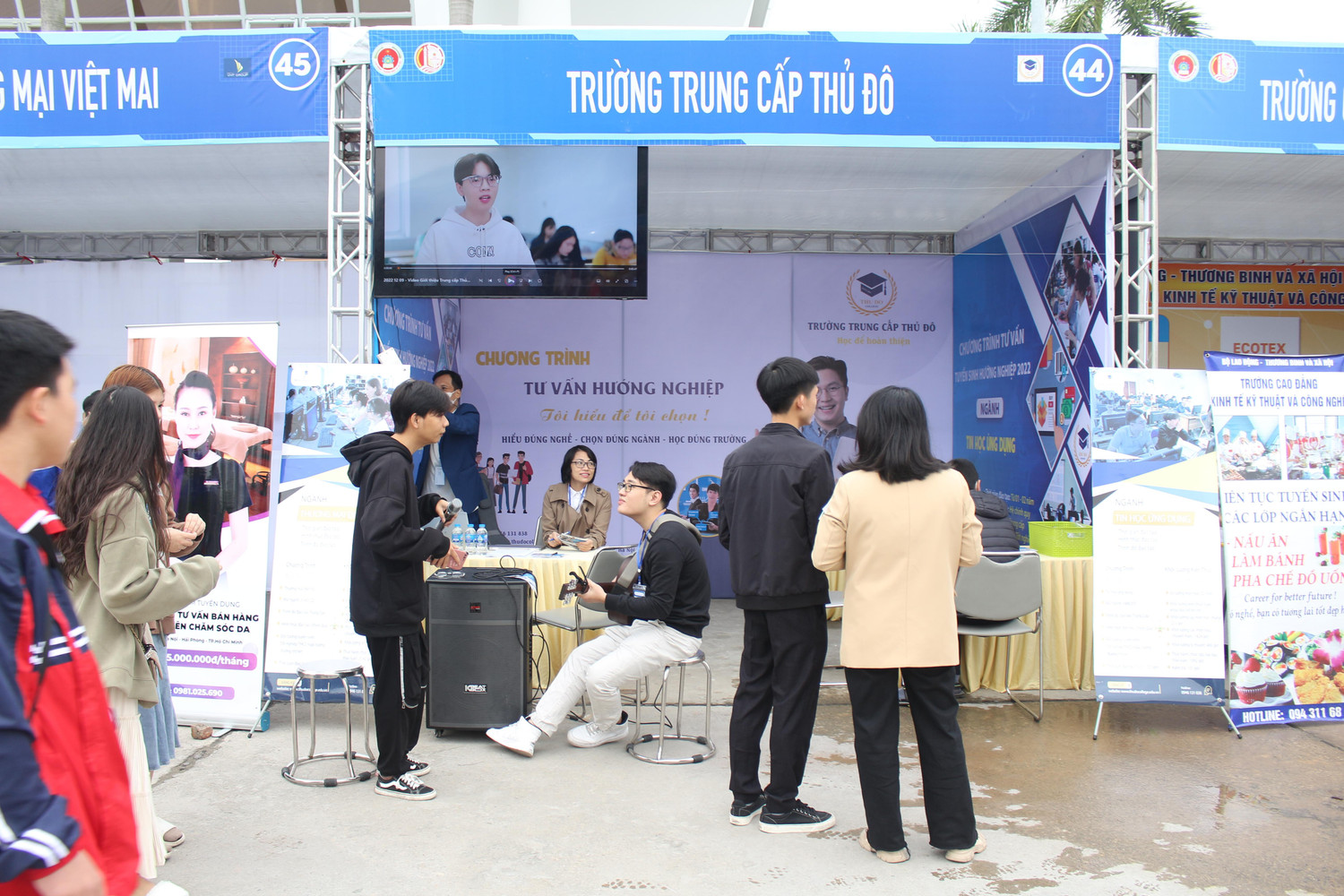 Gian hàng của Trường Trung cấp Thủ đô tham gia hội nghị thu hút sự quan tâm của các học sinh và phụ huynh. Ảnh: Trung Dũng