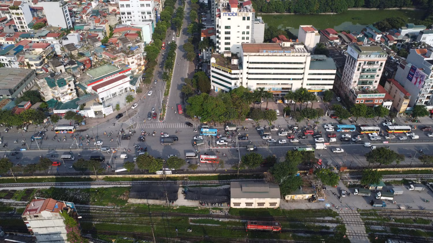 Lưu lượng phương tiện lưu thông qua nút giao này hàng ngày là rất lớn. Ảnh: Trung Dũng Lưu lượng phương tiện lưu thông qua nút giao này hàng ngày là rất lớn. Ảnh: Trung Dũng
