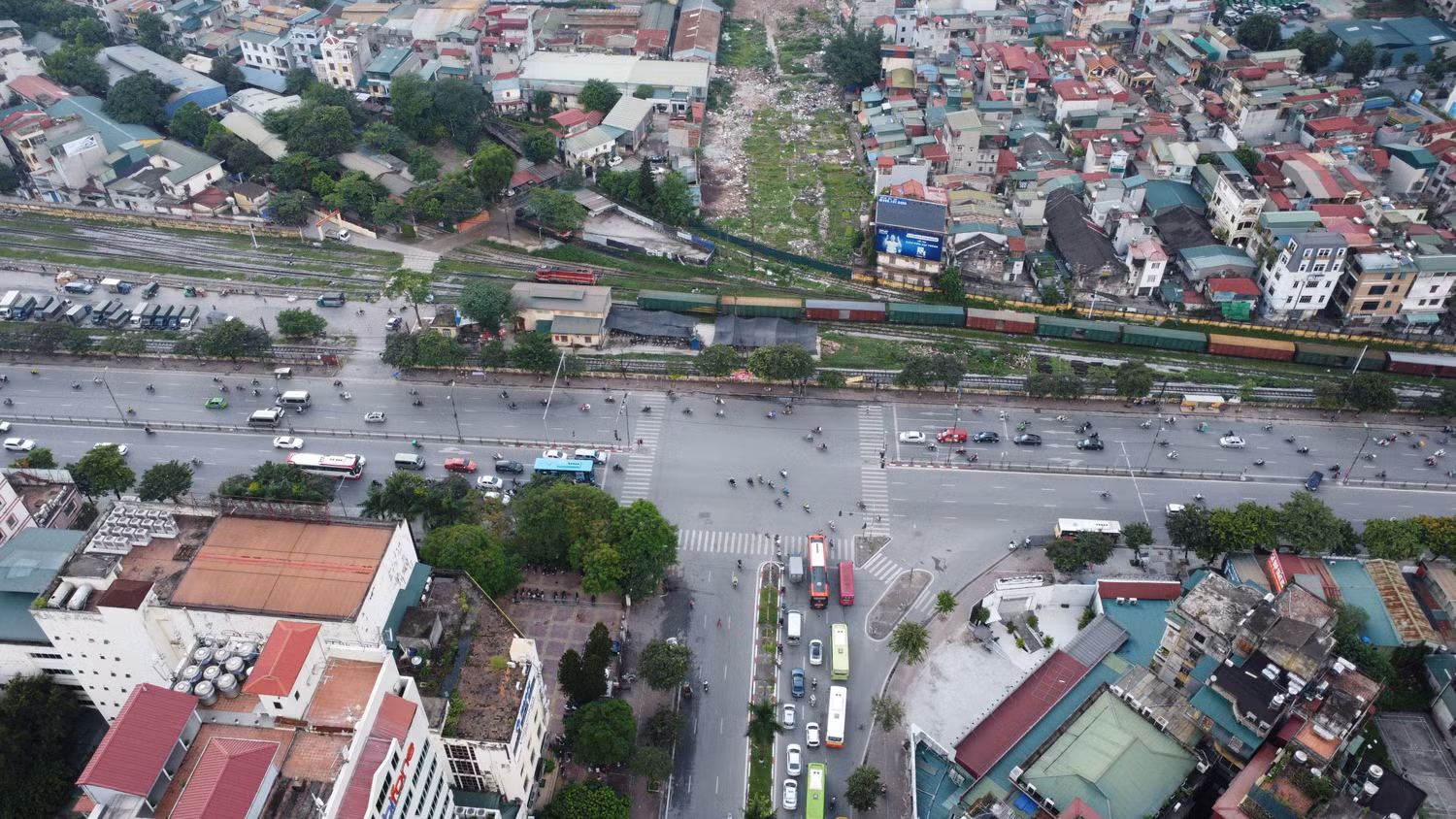 Ngoài xây hầm và đường dẫn khoảng 600m, thành phố Hà Nội cũng sẽ cho xây dựng các trụ nổi chờ cho tuyến đường sắt đô thị số 4 dự kiến đi trên cao, xây dựng đường hai bên hầm. Ảnh: T.D Ngoài xây hầm và đường dẫn khoảng 600m, thành phố Hà Nội cũng sẽ cho xây dựng các trụ nổi chờ cho tuyến đường sắt đô thị số 4 dự kiến đi trên cao, xây dựng đường hai bên hầm. Ảnh: T.D