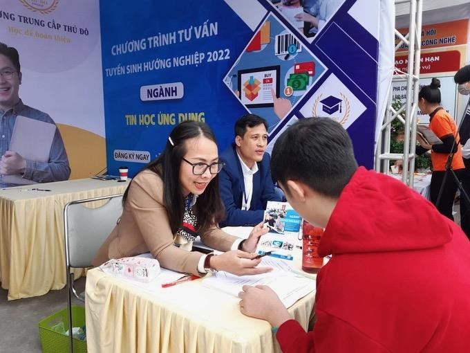 Cán bộ nhà trường tư vấn tuyển sinh có người học có nhu cầu. Ảnh: N.H