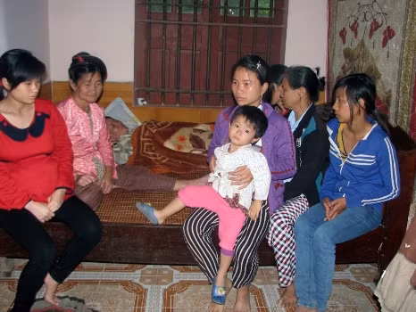 Người thân anh Trung đang lo lắng chờ đợi tin tức tìm kiếm của lực lượng cứu hộ