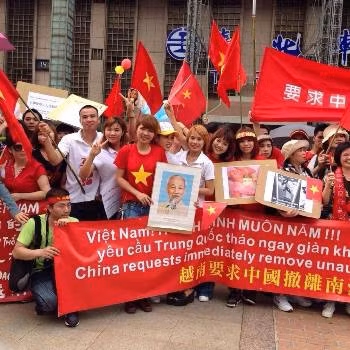 Chúng ta nên thể hiện lòng yêu nước bằng hành động văn minh