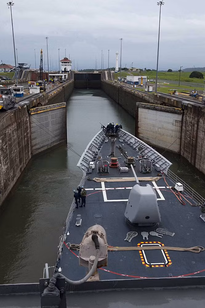 Tuần dương hạm tên lửa USS Cape St. George (CG 71) qua cửa ngăn Gatun trong thời gian quá cảnh qua kênh đào Panama.