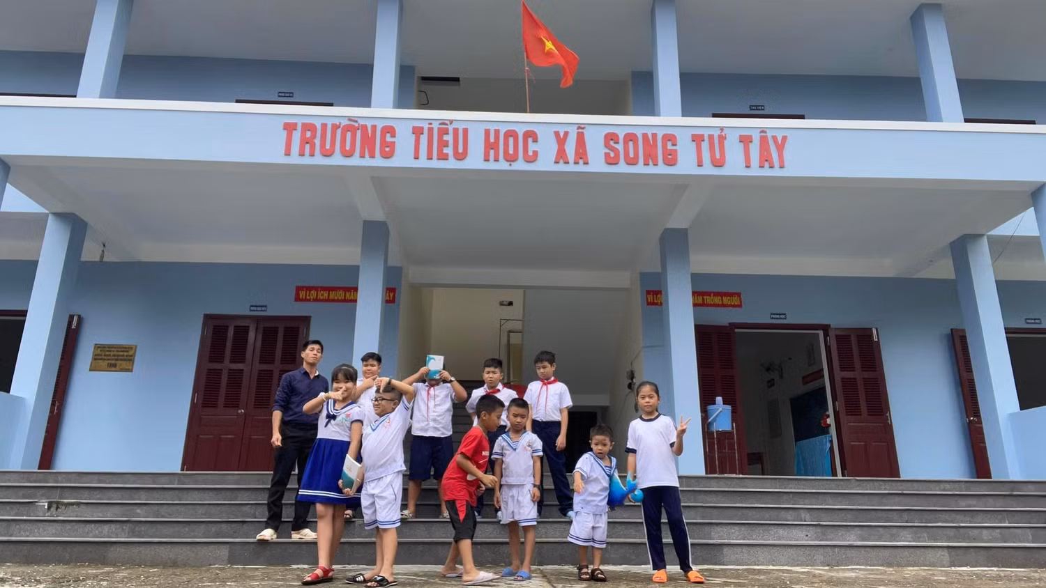 Thầy giáo Nguyễn Hữu Phú, giáo viên Trường Tiểu học xã Song Tử Tây, Trường Sa, tỉnh Khánh Hòa - Ảnh NVCC