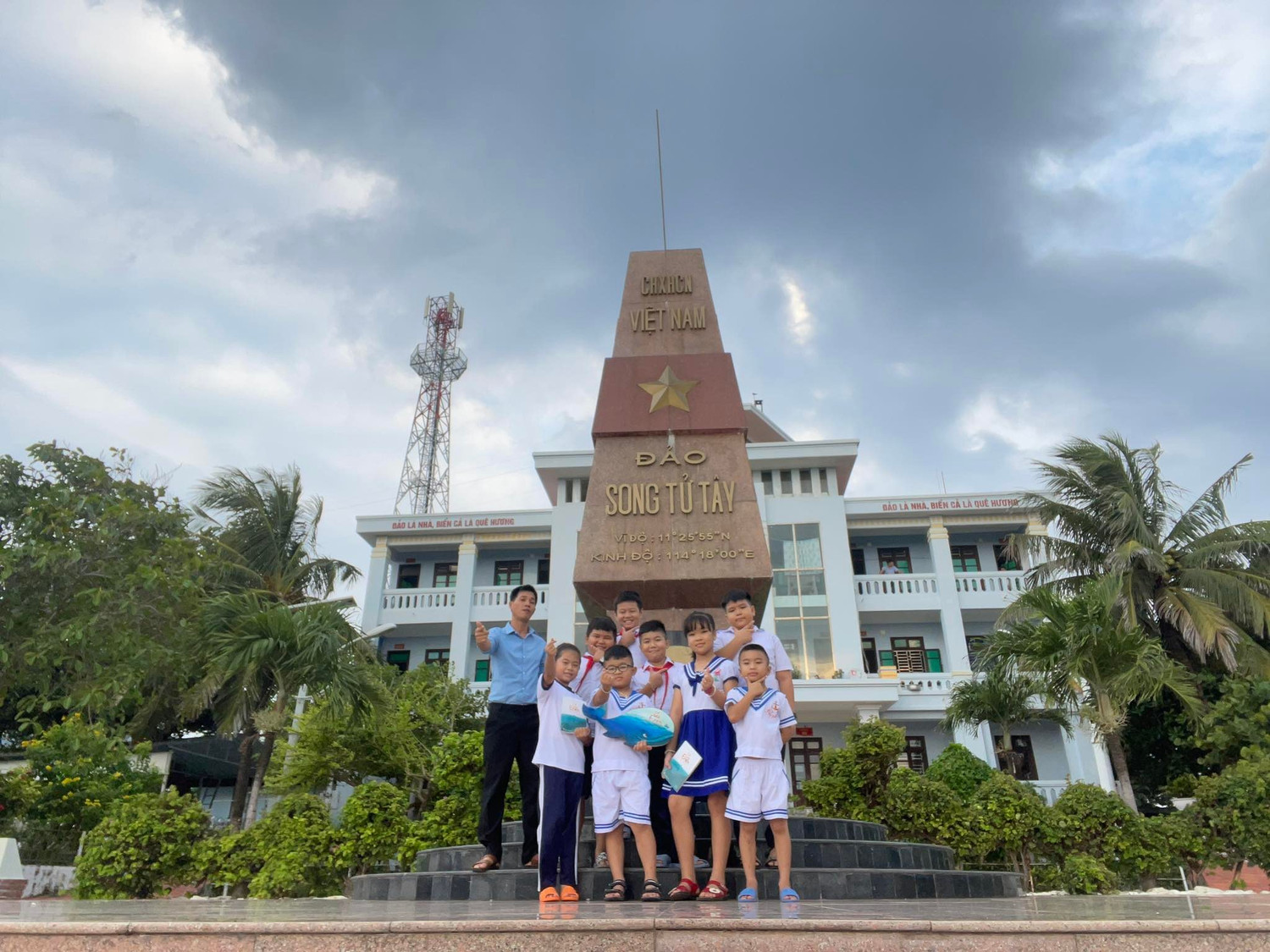 Thầy giáo Nguyễn Hữu Phú, cùng học sinh Trường Tiểu học xã Song Tử Tây, Trường Sa, tỉnh Khánh Hòa - Ảnh NVCC Thầy giáo Nguyễn Hữu Phú, cùng học sinh Trường Tiểu học xã Song Tử Tây, Trường Sa, tỉnh Khánh Hòa - Ảnh NVCC