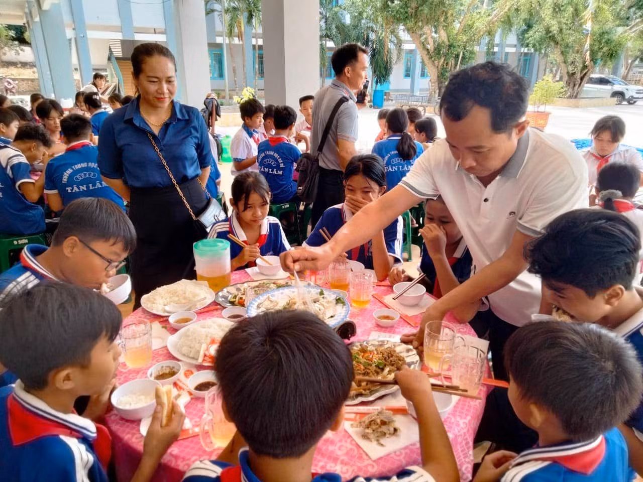 Thầy giáo Hoan chăm sóc cho học sinh trong “Bữa ăn tình thầy trò". Thầy giáo Hoan chăm sóc cho học sinh trong “Bữa ăn tình thầy trò".