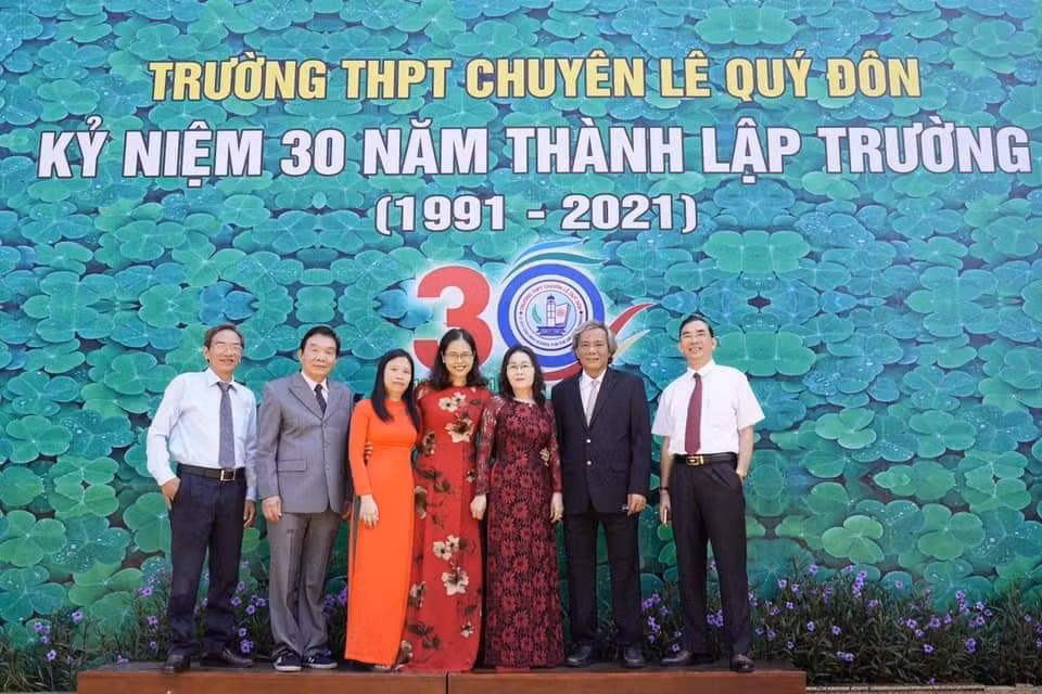 Cô Lữ Thị Trà Giang (ở giữa), Hiệu trưởng Trường chuyên Lê Quý Đôn, tỉnh Bà Rịa - Vũng Tàu – Ảnh nhân vật cung cấp