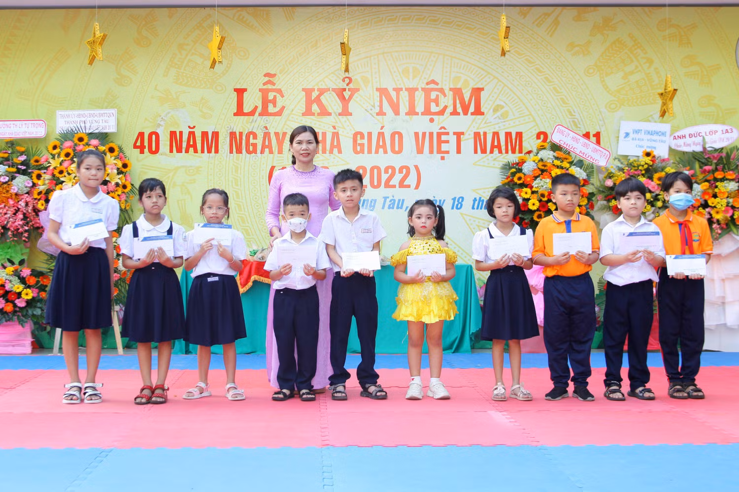 Trường Tiểu học Lý Tự Trọng (Vũng Tàu) tặng học bổng, "thẻ bảo hiểm y tế yêu thương" cho học sinh khó khăn