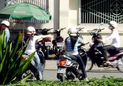 Ban ngày, gái mại dâm dừng xe đón khách trên đường Nguyễn Chí Thanh (đường giáp ranh giữa P.9, Q.5 và P.3, Q.10) Ban ngày, gái mại dâm dừng xe đón khách trên đường Nguyễn Chí Thanh (đường giáp ranh giữa P.9, Q.5 và P.3, Q.10)
