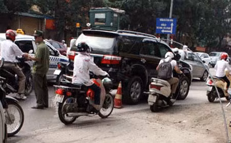 Hà Nội: Sắt văng xuyên thủng ô tô đang chạy ảnh 1
