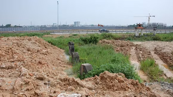 Dưới những cọc tre này là các ngôi mộ bị vùi lấp