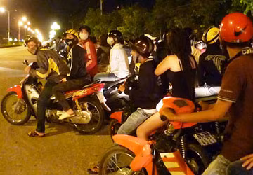 Hàng ngàn tay lái tụ tập chuẩn bị đua xe tại đại lộ Võ Văn Kiệt rạng sáng 4-9. Hàng ngàn tay lái tụ tập chuẩn bị đua xe tại đại lộ Võ Văn Kiệt rạng sáng 4-9.