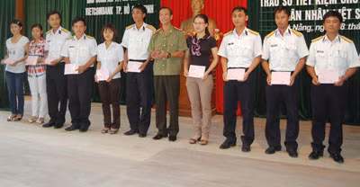 Trao sổ tiết kiệm cho thân nhân liệt sĩ Trường Sa ảnh 1