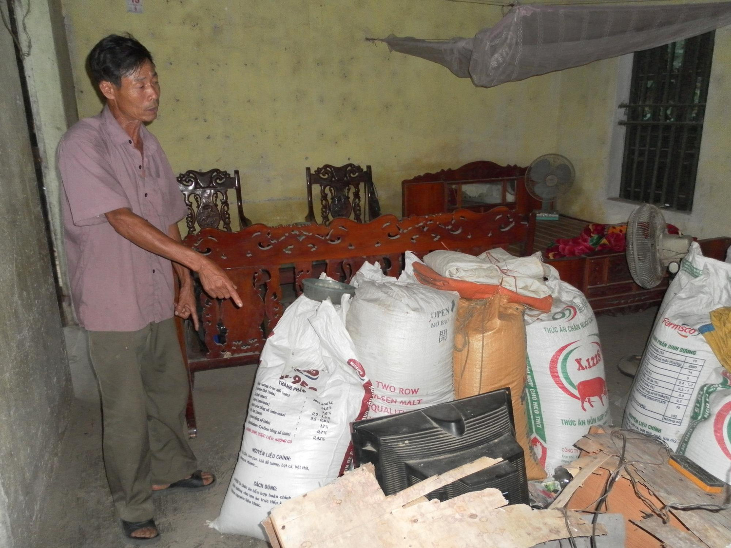 Đồ đạc trong nhà ông Khải tan hoang Đồ đạc trong nhà ông Khải tan hoang