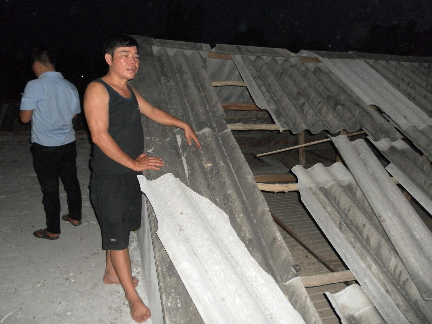 Căn nhà của Anh Vi Văn Tuấn, xóm 17, xã Đông Thành, huyện Thanh Ba bị hỏng hết mái Căn nhà của Anh Vi Văn Tuấn, xóm 17, xã Đông Thành, huyện Thanh Ba bị hỏng hết mái