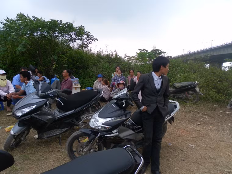 "Thầy" lẩn tránh khi nghe người khác hỏi danh tính.