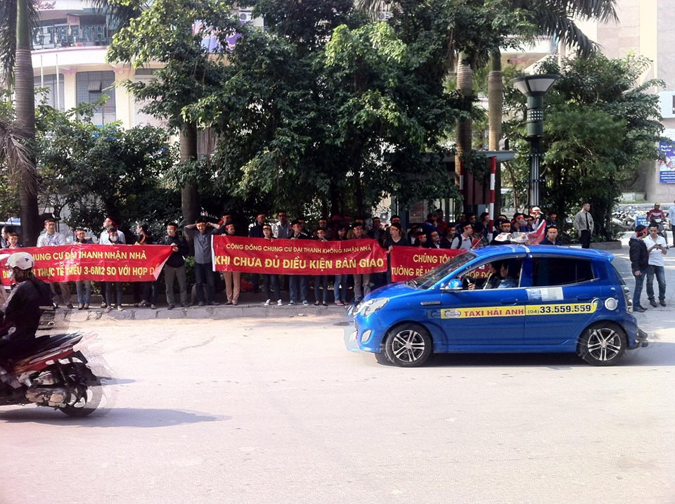 Hàng trăm người dân tụ tập trước cổng KS Đại Thanh tố cáo chủ đầu tư khu đô thị Đại Thanh tính sai diện tích và các căn hộ chưa đủ điều kiện để bàn giao.