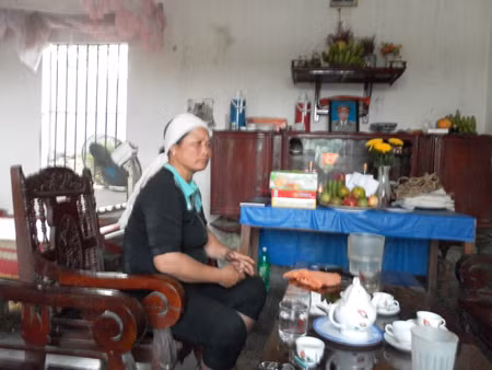 Chị Tám bên bàn thờ của chồng thẫn thờ kể lại chuyện đau lòng