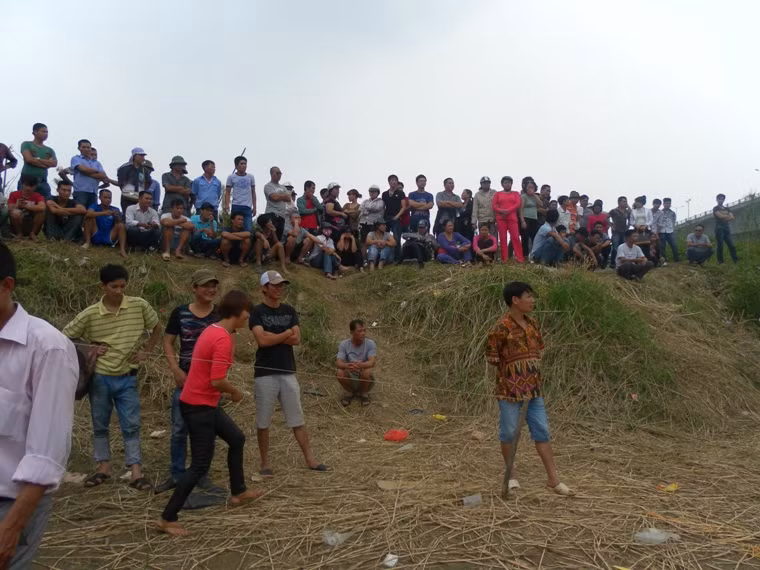 Mọi người kéo đến kìn bờ sông nghe tin báo Nghi vấn tìm được xác chị Huyền