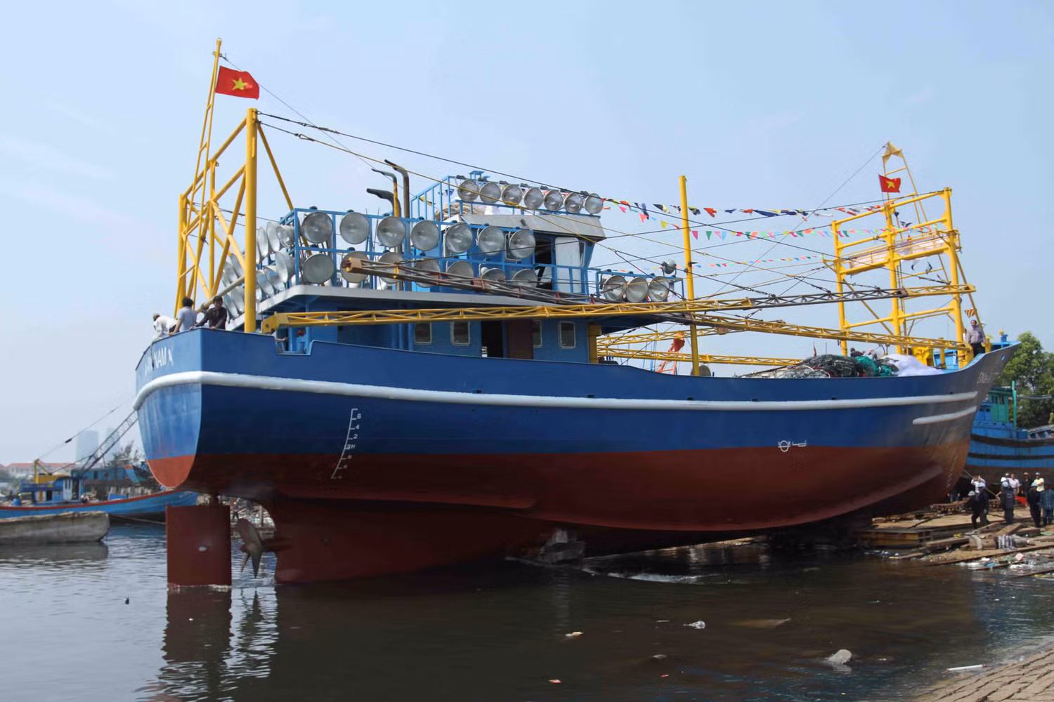 Tàu ĐNa 90777 TS hạ thủy thành công...