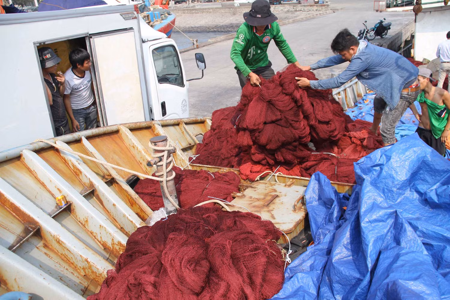Hiện anh Sang đang cho vận chuyển các ngư lưới cụ trên tàu Sang Fish 01 lên bờ để lắp qua tàu vỏ gỗ khác. Anh Sang cho rằng, cần làm một con tàu không bị lắc, cần tăng hệ số béo (khoảng 0,65 đến 0,7); thiết kế mặt boong lại cho phù hợp với nghề; lắp máy chính lại bằng máy mới; hệ thống tời cẩu cần bố trí hợp lý và phù hợp với nghề...