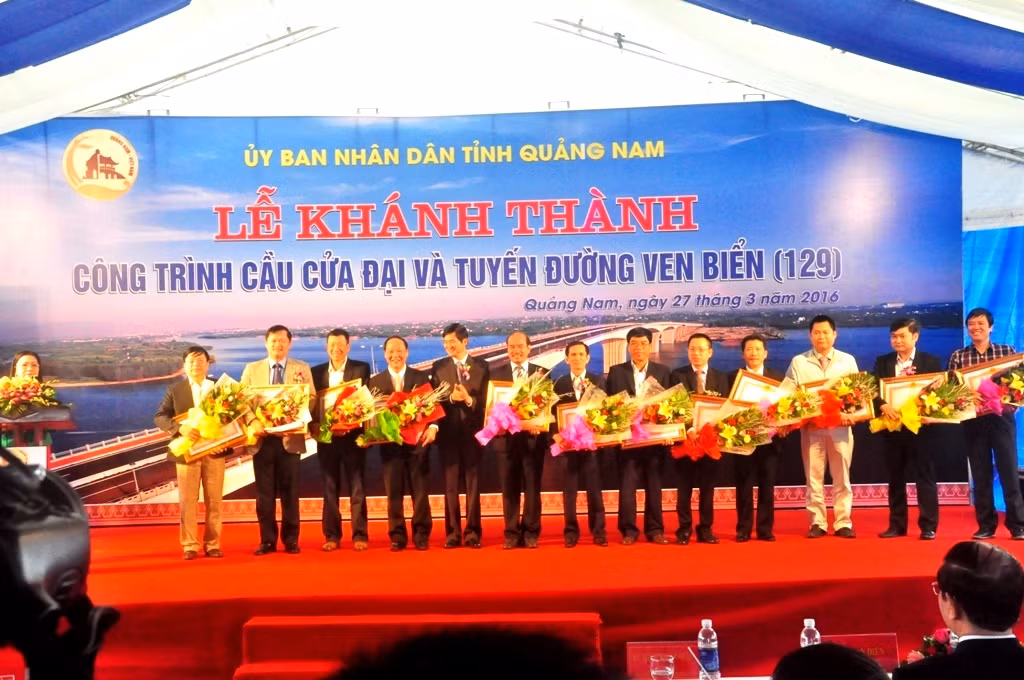 Trao tặng bằng khen của Thủ tướng Chính phủ cho các cá nhân và tập thể vì có thành tích trong quản lý, thi công cầu Cửa Đại và tuyến đường ven biển. Ảnh T.L