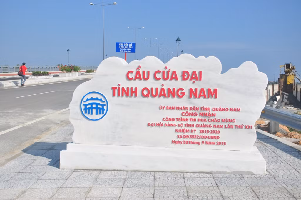 Cầu Cửa Đại và dự án các tuyến đường ven biển có ý nghĩa to lớn về phòng tránh và giảm nhẹ thiên tai, thúc đẩy phát triển kinh tế, văn hóa, quốc phòng. Ảnh T.L