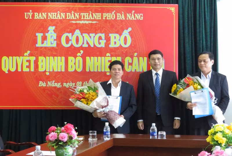Ông Võ Ngọc Đồng (ngoài cùng bên phải) được điều động giữ chức GĐ Sở Nội vụ kiêm Chủ tịch UBND huyện Hoàng Sa. Ảnh Phú Nguyện